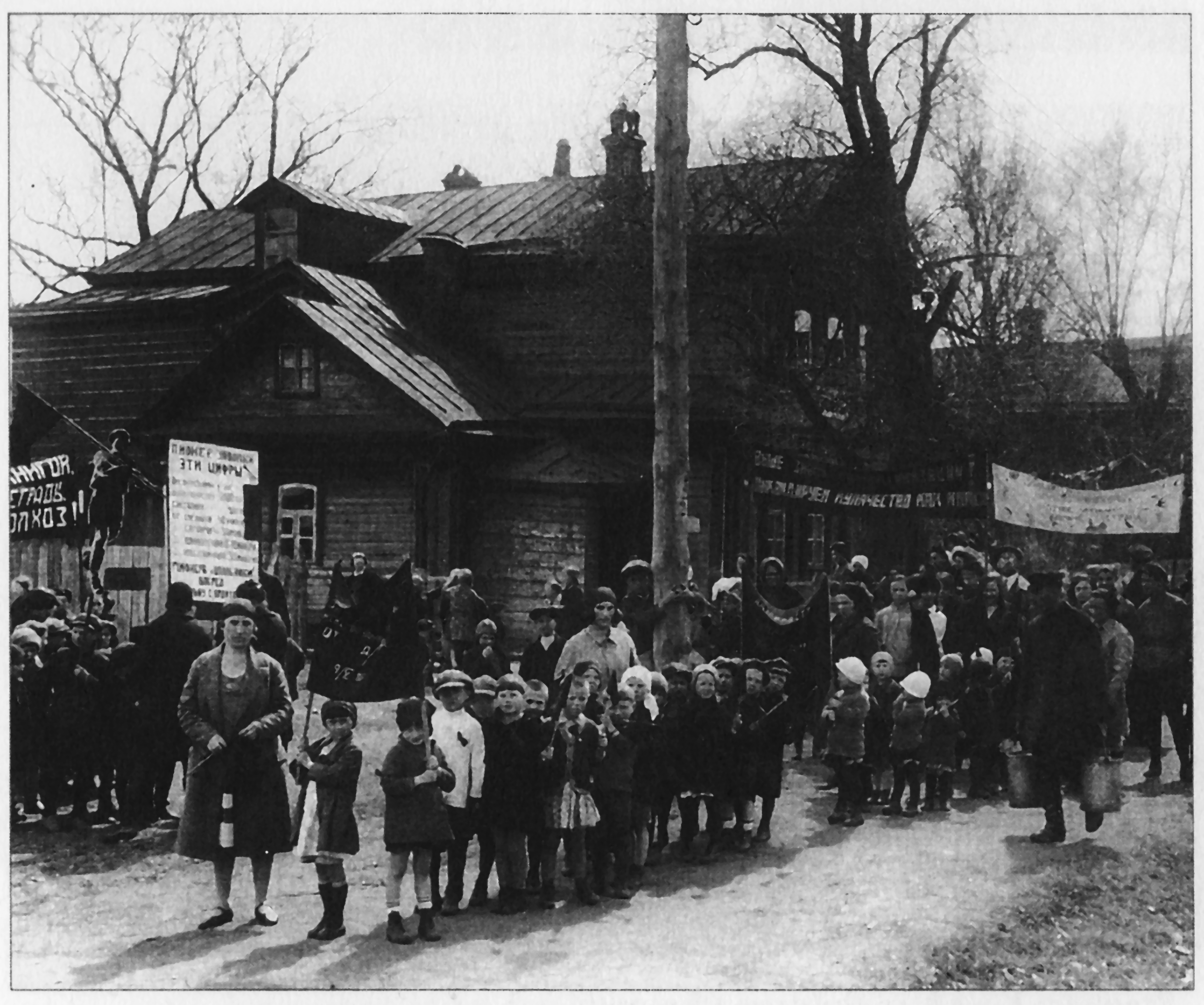 Foto einer Parade im Rahmen der Entkulakisierung