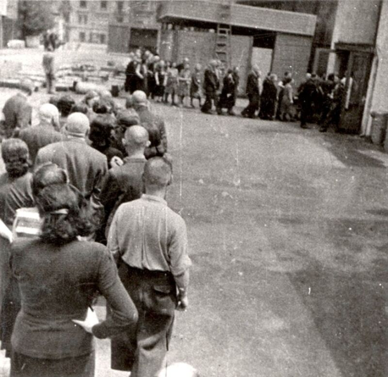 Foto von der Deportation Prager Juden und Jüdinnen