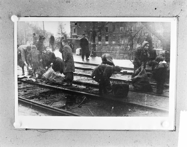 Niederlande, Hungerwinter 1944/45. Menschen sammeln Holzschwellen der Straßenbahnschienen als Brennmaterial. © Nationaal Archief, CC0 (http://hdl.handle.net/10648/aaa37a70-d0b4-102d-bcf8-003048976d84)
