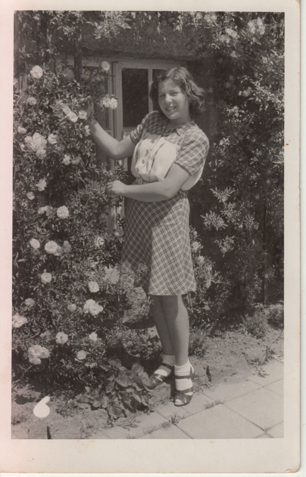 Eva im Garten ihrer Tante einige Monate nach Ende des Krieges