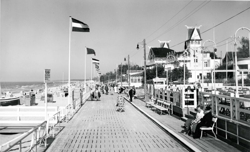 Das Ostseebad Cranz, in das die Familie am Wochenende fährt; Blick auf das Hotel Monopol und die Strandpromenade.