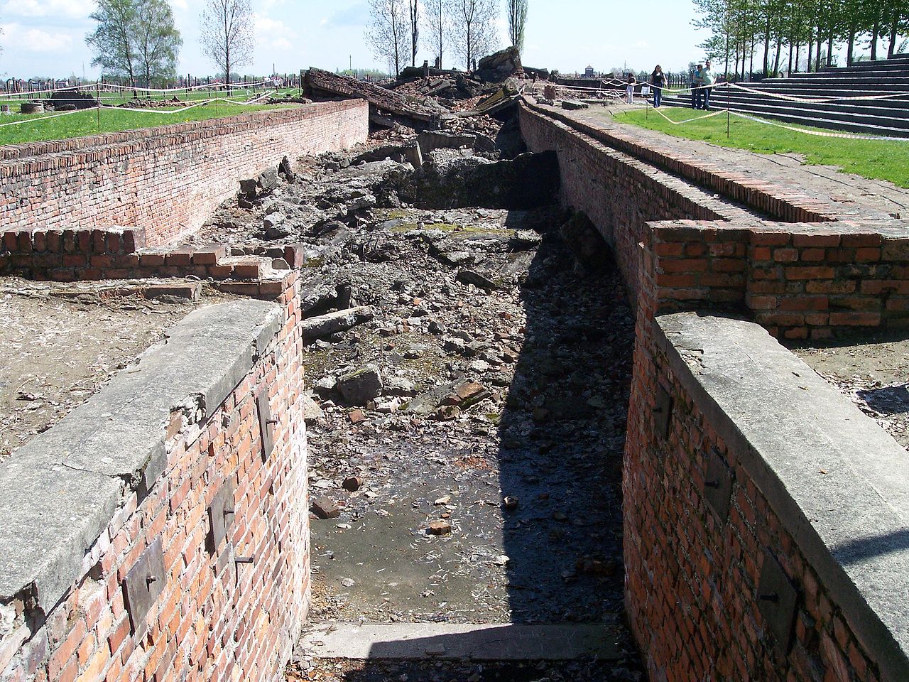 Foto der Ruine von Krematorium III Foto der Ruine von Krematorium III