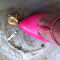Foto eines pinken Schuhs mit Zigarette und Kronkorken, Symbolbild Kapitel 2, von Christin Franke
