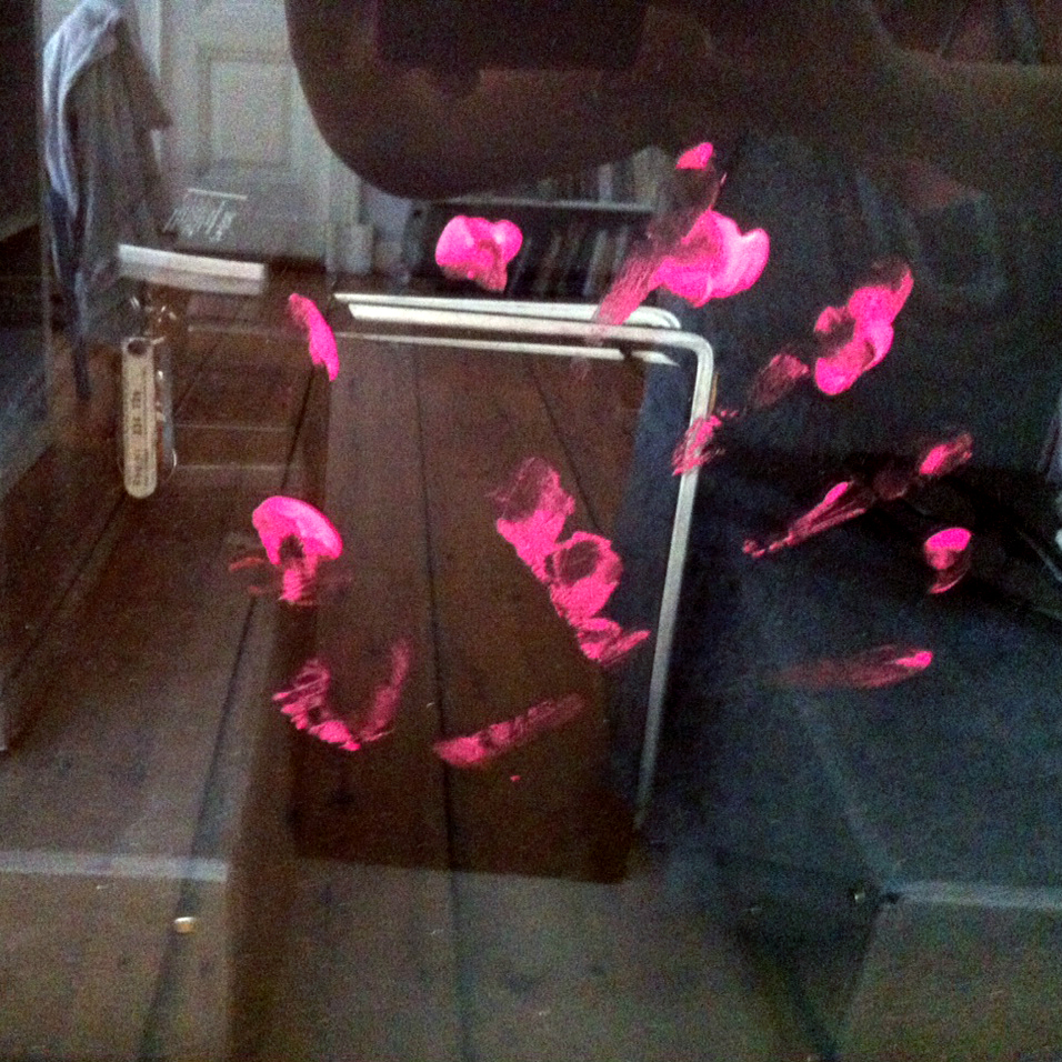 Foto eines Handabdrucks an einer Glasscheibe, Symbolbild Kapitel 5, von Christin Franke Foto eines Handabdrucks an einer Glasscheibe, Symbolbild Kapitel 5, von Christin Franke