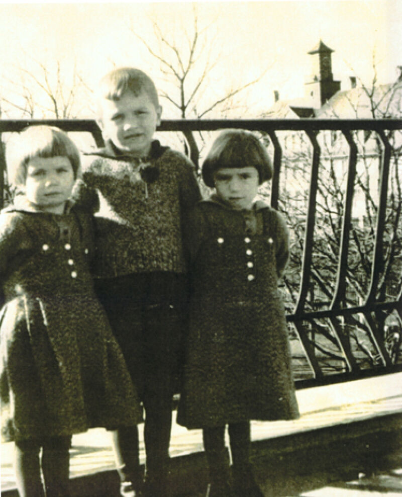 Auf dem Foto sind Ernst und seine Geschwister zu sehen.