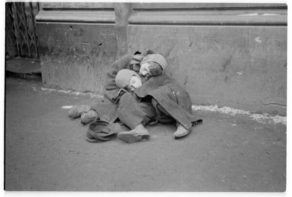 Die Lebensbedingungen im Warschauer Ghetto waren katastrophal. Zwischen Herbst 1940 und Juli 1942 starben jeden Monat durchschnittlich 2.500 Menschen an Unterernährung und den sich ausbreitenden Krankheiten.