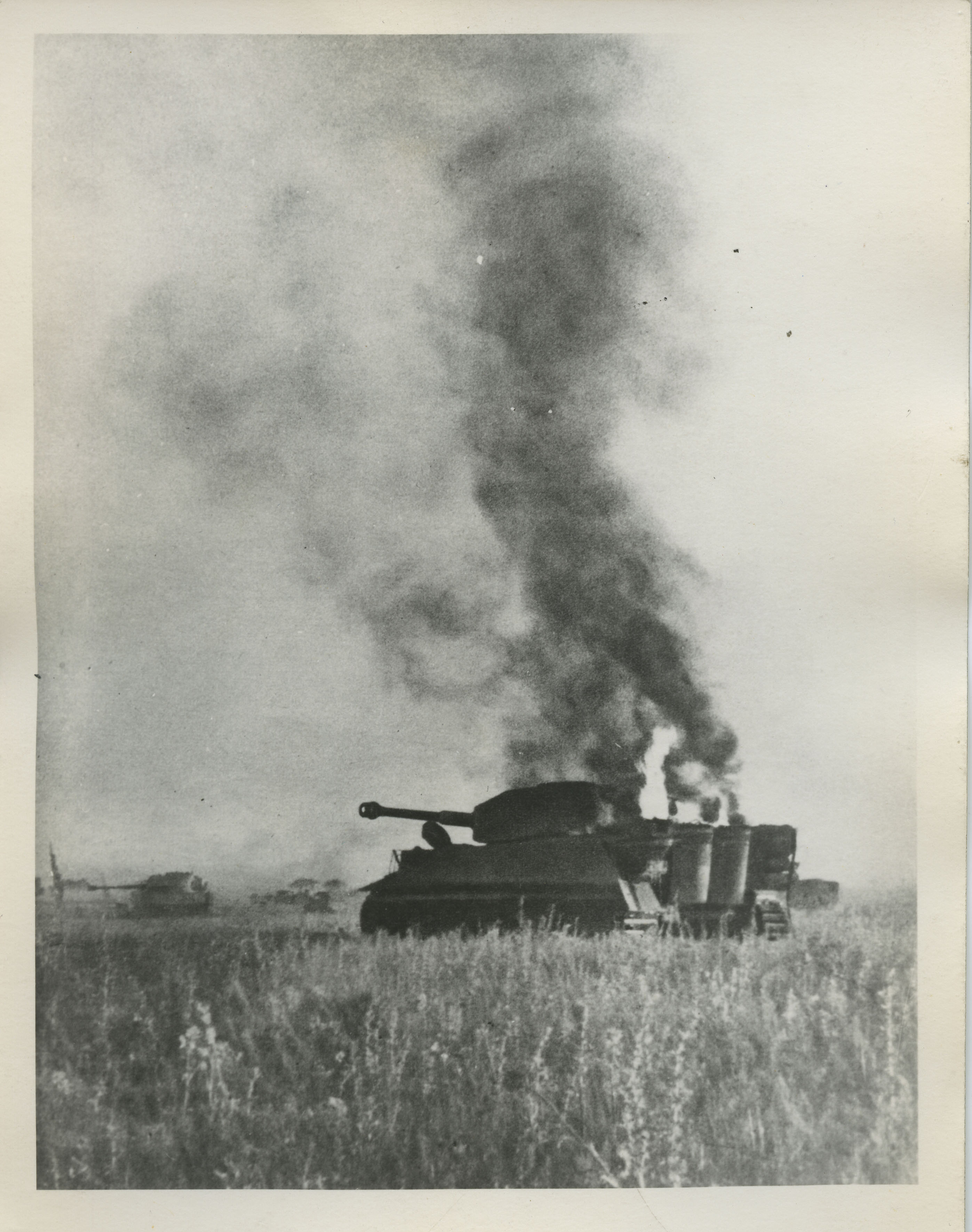 Foto eines brennenden deutschen Panzers in der Schlacht bei Kursk Foto eines brennenden deutschen Panzers in der Schlacht bei Kursk