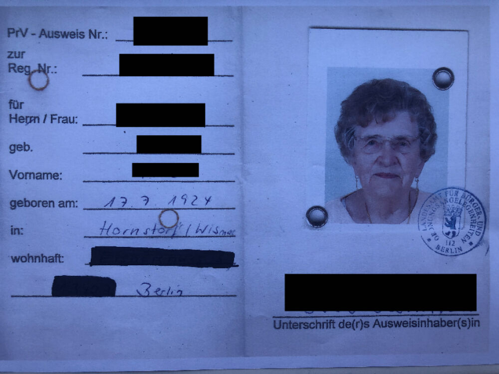 Verfolgtenausweis von Ilse Heinrich. Er belegt, dass sie offiziell als »Verfolgte des Nationalsozialismus« anerkannt ist.