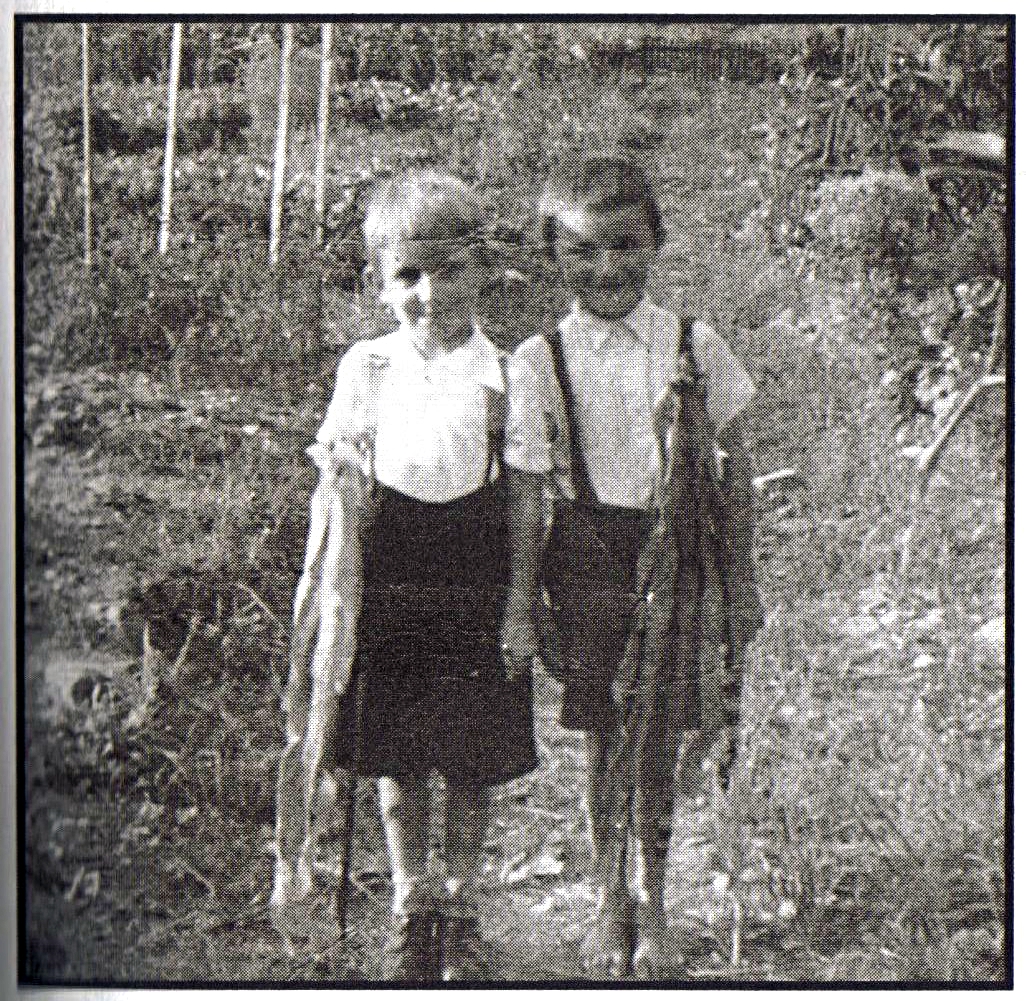 Foto von Andrej und einem Freund im Garten des Lagers Rastatt