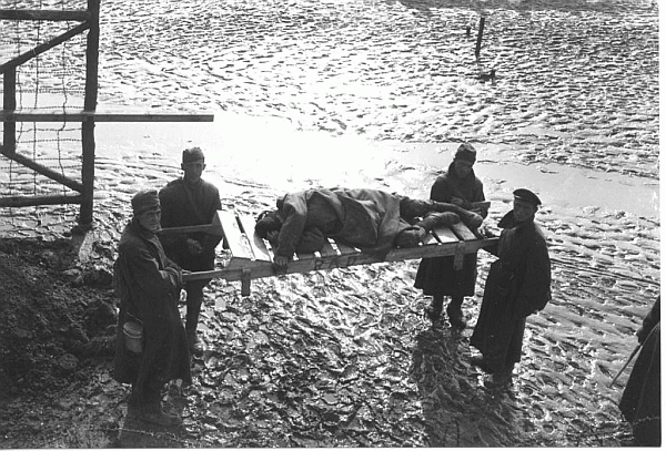 Foto vom Transport eines kranken sowjetischen Kriegsgefangenen, Zeithain 1941/42