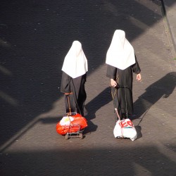 Foto von zwei Nonnen Foto von zwei Nonnen