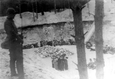 Die Opfer mussten eine Schlange bilden und die Rampe zur Baugrube hinunter gehen. Das Bild wurde vermutlich 1941 aufgenommen. Die Opfer mussten eine Schlange bilden und die Rampe zur Baugrube hinunter gehen. Das Bild wurde vermutlich 1941 aufgenommen.