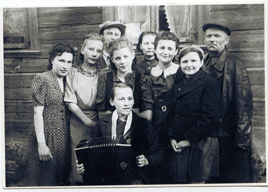 Gruppenfoto mit Sima und anderen Einwohner/-innen von Usda