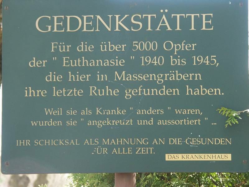 Gedenktafel auf dem Friedhof der Landesanstalt Großschweidnitz