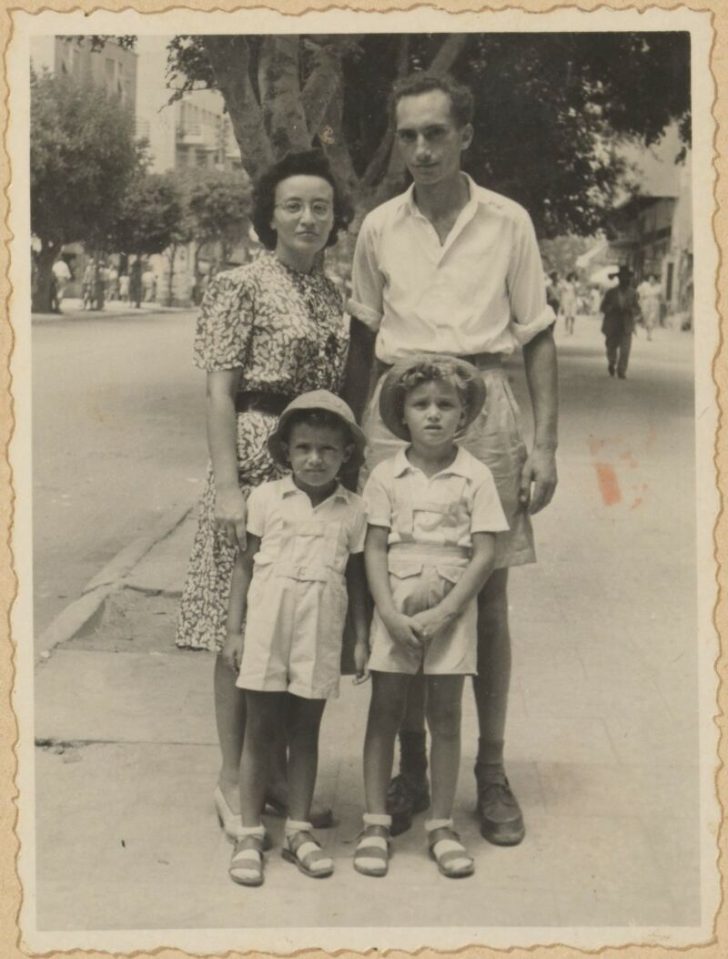 Walter, Leonie und die Kinder Michael und Uri 1949 in Tel Aviv