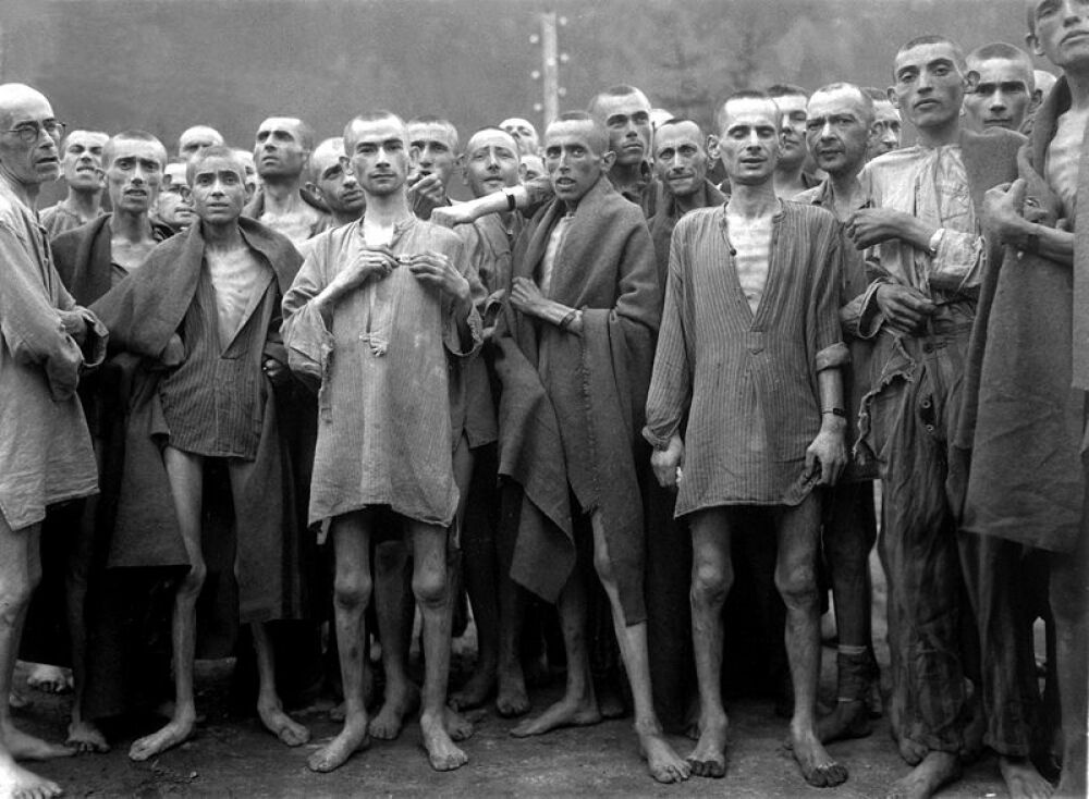 Foto von Häftlingen im Konzentrationslager Ebensee, kurz nach der Befreiung im Mai 1945