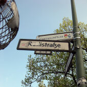 Straßenschild mit Hinweis auf den heutigen Campus Rütli und mit Anti-Nazi-»Spucki«