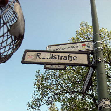 Straßenschild mit Hinweis auf den heutigen Campus Rütli und mit Anti-Nazi-»Spucki«