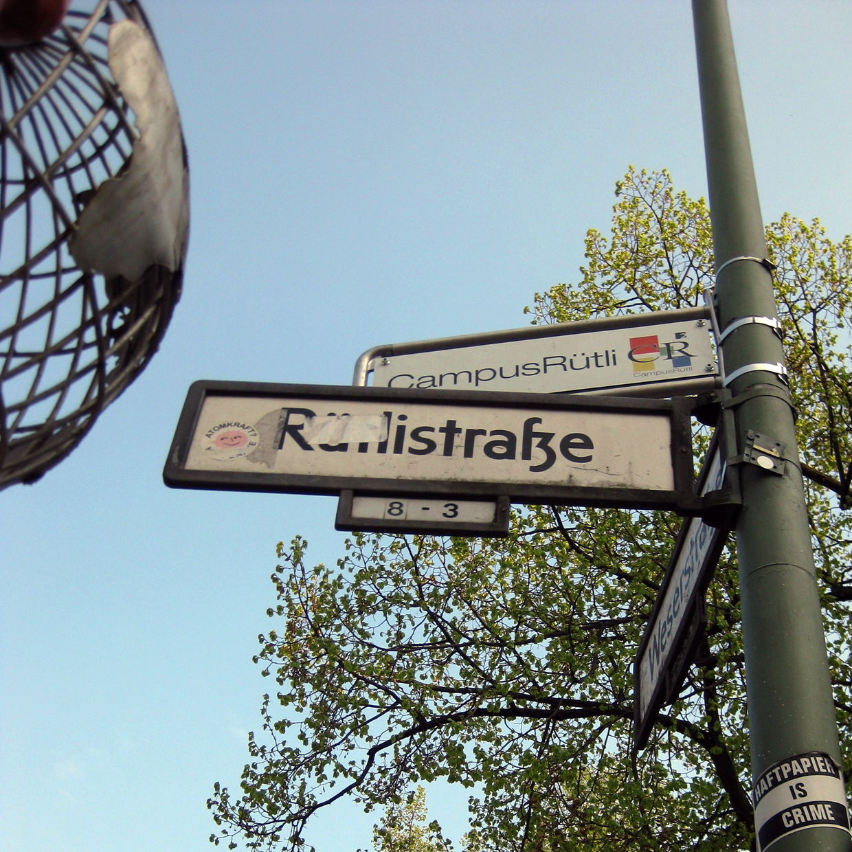Straßenschild mit Hinweis auf den heutigen Campus Rütli und mit Anti-Nazi-»Spucki« Straßenschild mit Hinweis auf den heutigen Campus Rütli und mit Anti-Nazi-»Spucki«