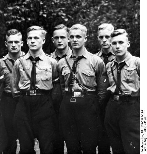 Gruppenbild junger Männer in HJ-Uniform, vor 1945 Gruppenbild junger Männer in HJ-Uniform, vor 1945
