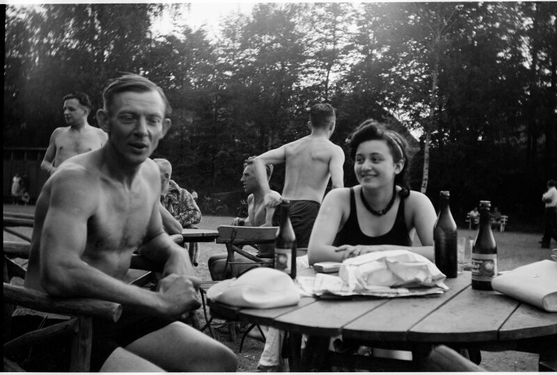 Leonie Kranz mit ihrem Stiefvater Theo, 1937