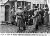 Uniformierte Männer vor dem Wilnaer Ghettotor
