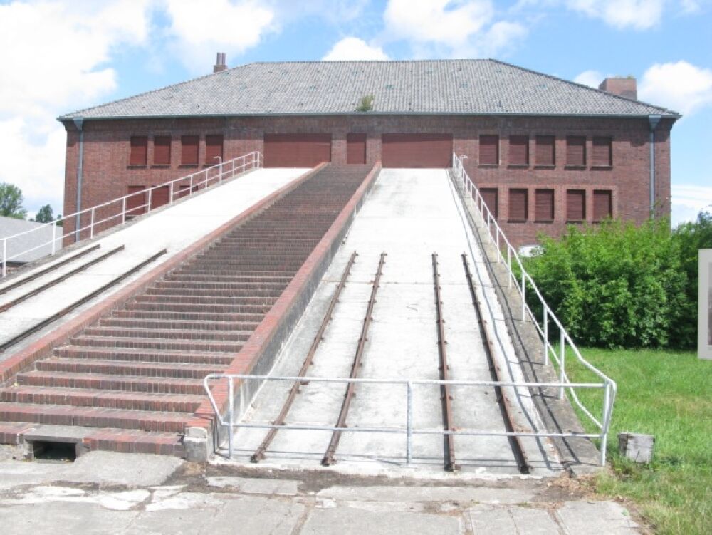Frontseite des Klinkerwerks auf dem Gelände der KZ-Gedenkstätte Neuengamme