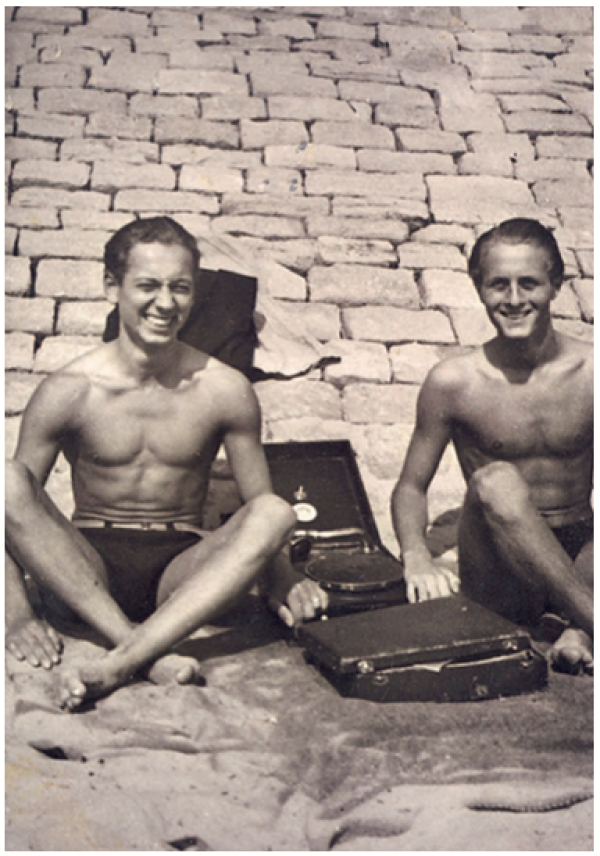 Gunter Lust mit Grammofon am Elbstrand, 1942