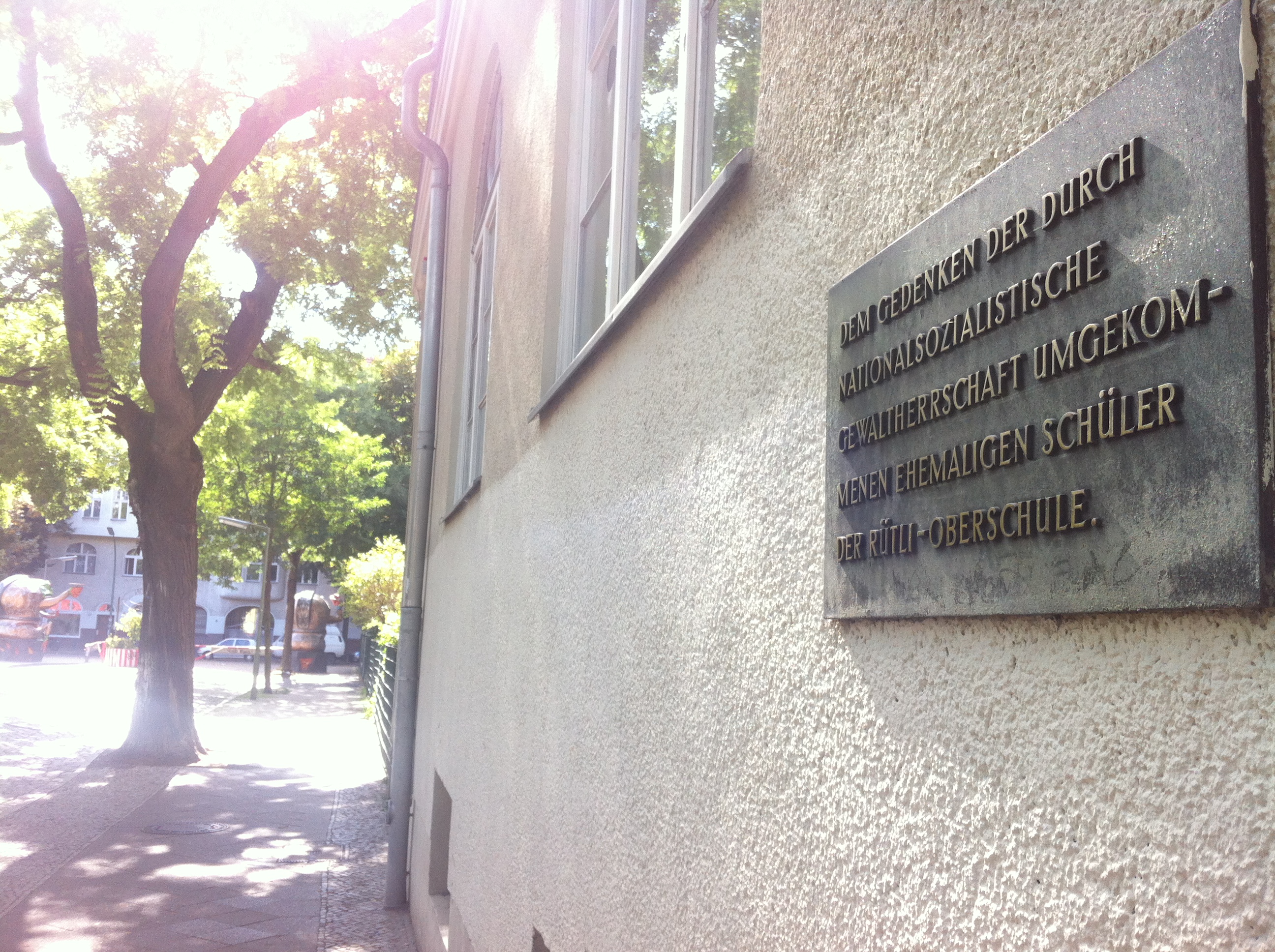 Foto der Gedenktafel an der Rütli-Schule Foto der Gedenktafel an der Rütli-Schule