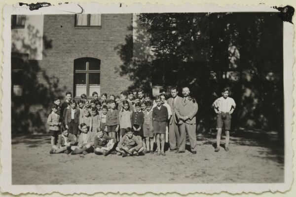 Gruppenbild vor dem Waisenhaus, 1937