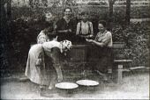 Foto von Frauen im Lager Rastatt beim Kartoffelschälen