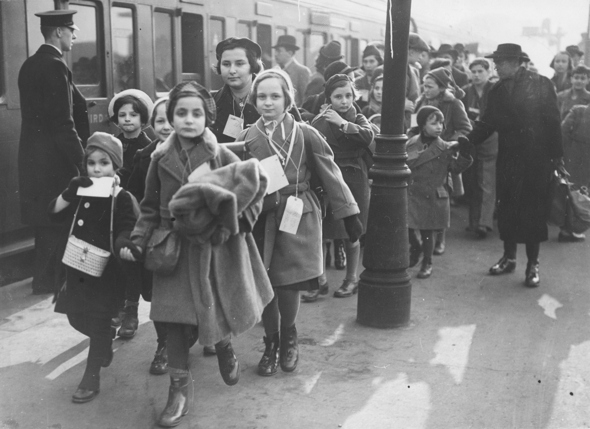 Kinder aus Wien, die mit einem Kindertransport fliehen konnten, steigen in London aus dem Zug. Aufnahme von 1939 Kinder aus Wien, die mit einem Kindertransport fliehen konnten, steigen in London aus dem Zug. Aufnahme von 1939