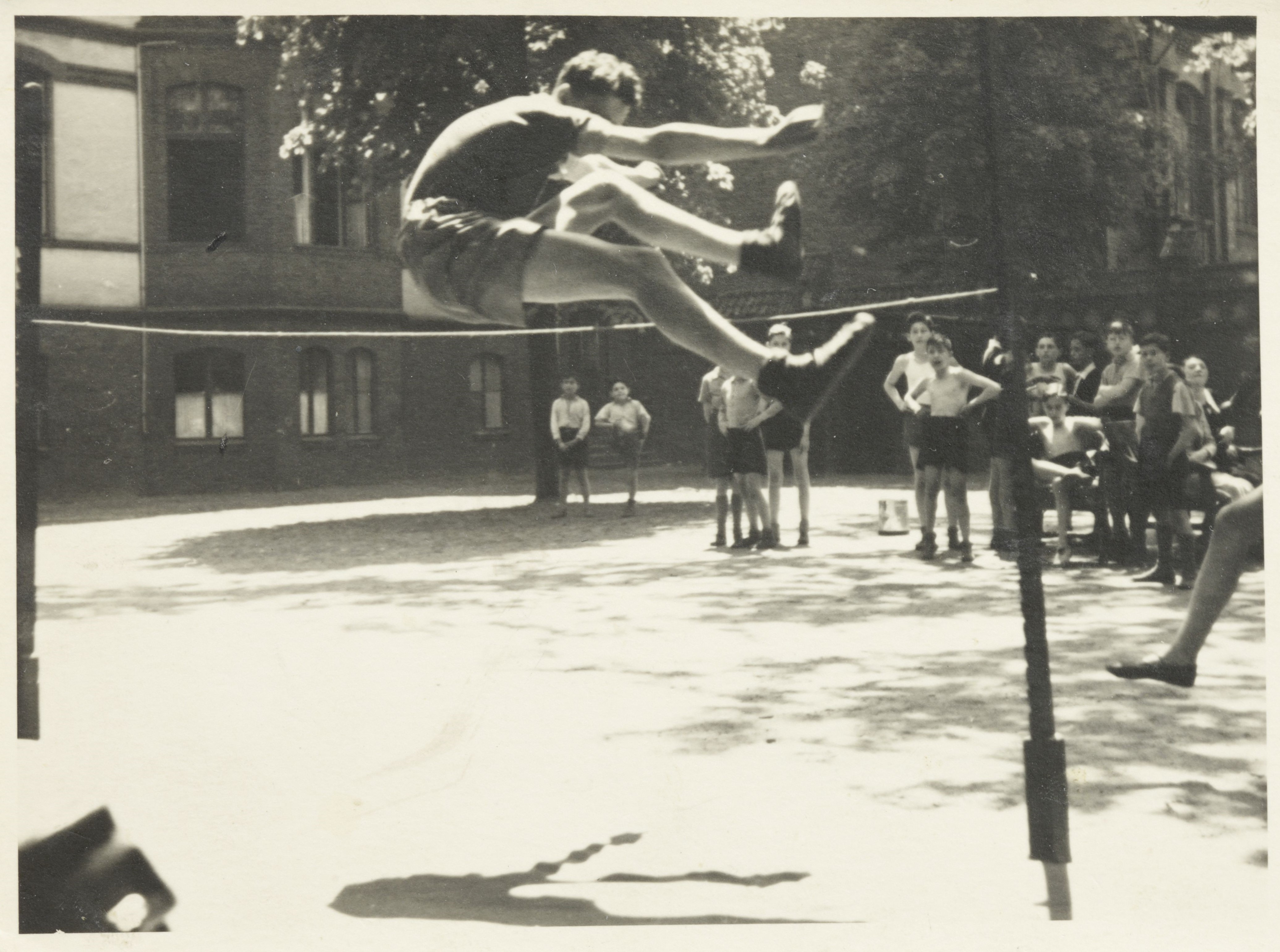 Walter beim Hochsprung, etwa 1939 bis 1941