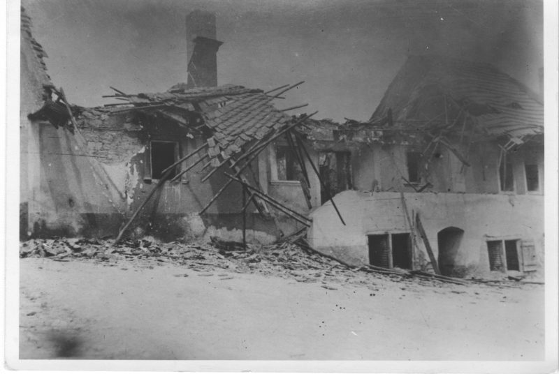 Foto von einem Haus, dessen Dach zusammengebrochen ist