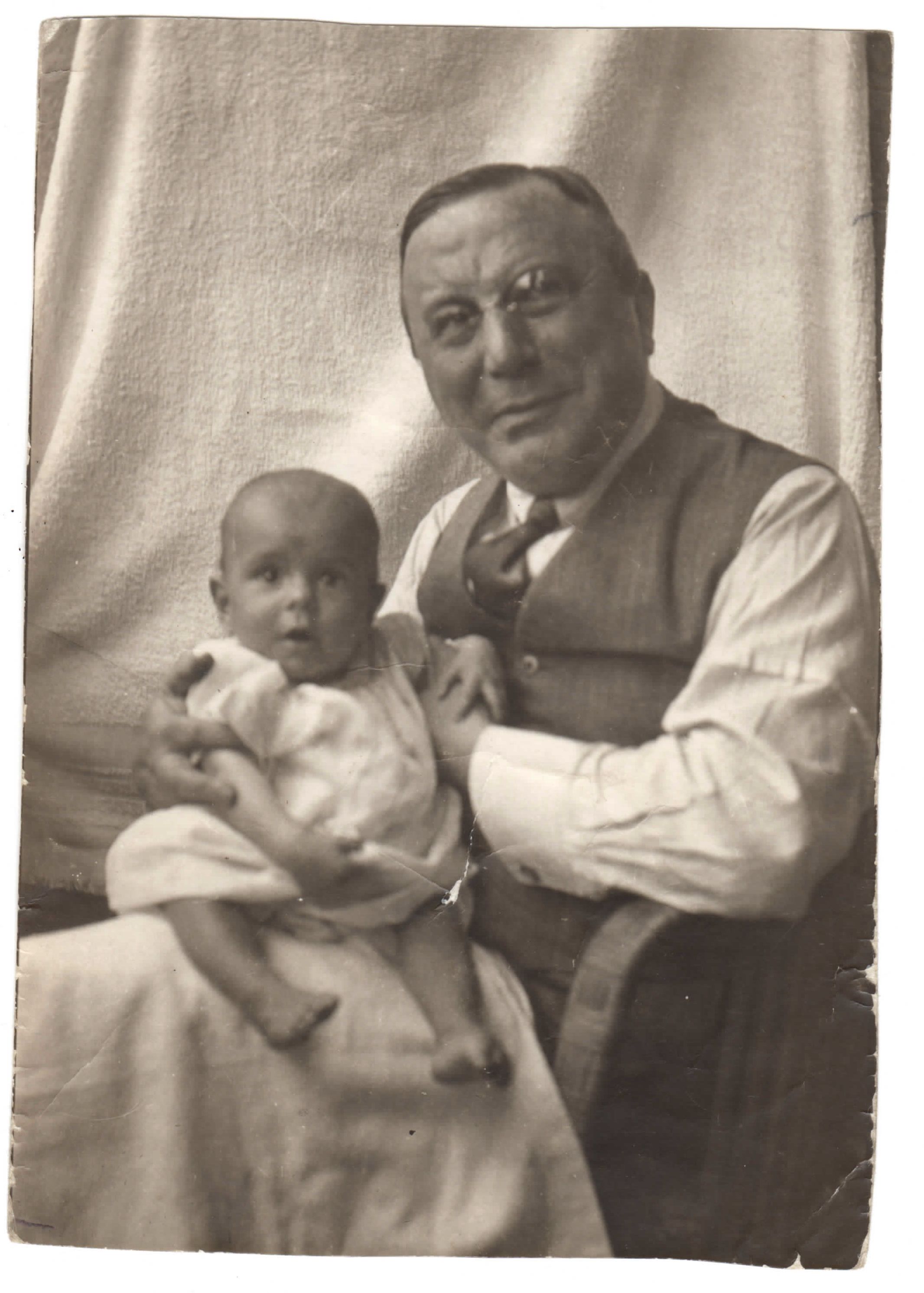 Lore als Baby mit ihrem Vater Lore als Baby mit ihrem Vater