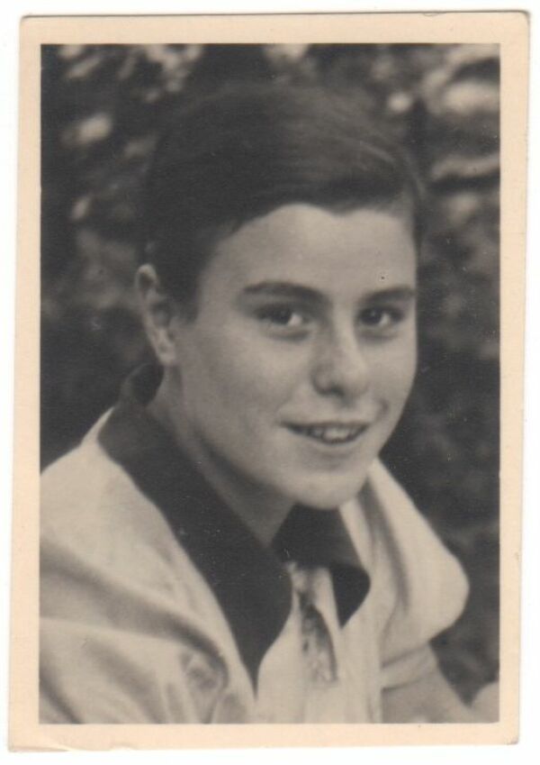 Porträt von Lore mit 14 Jahren