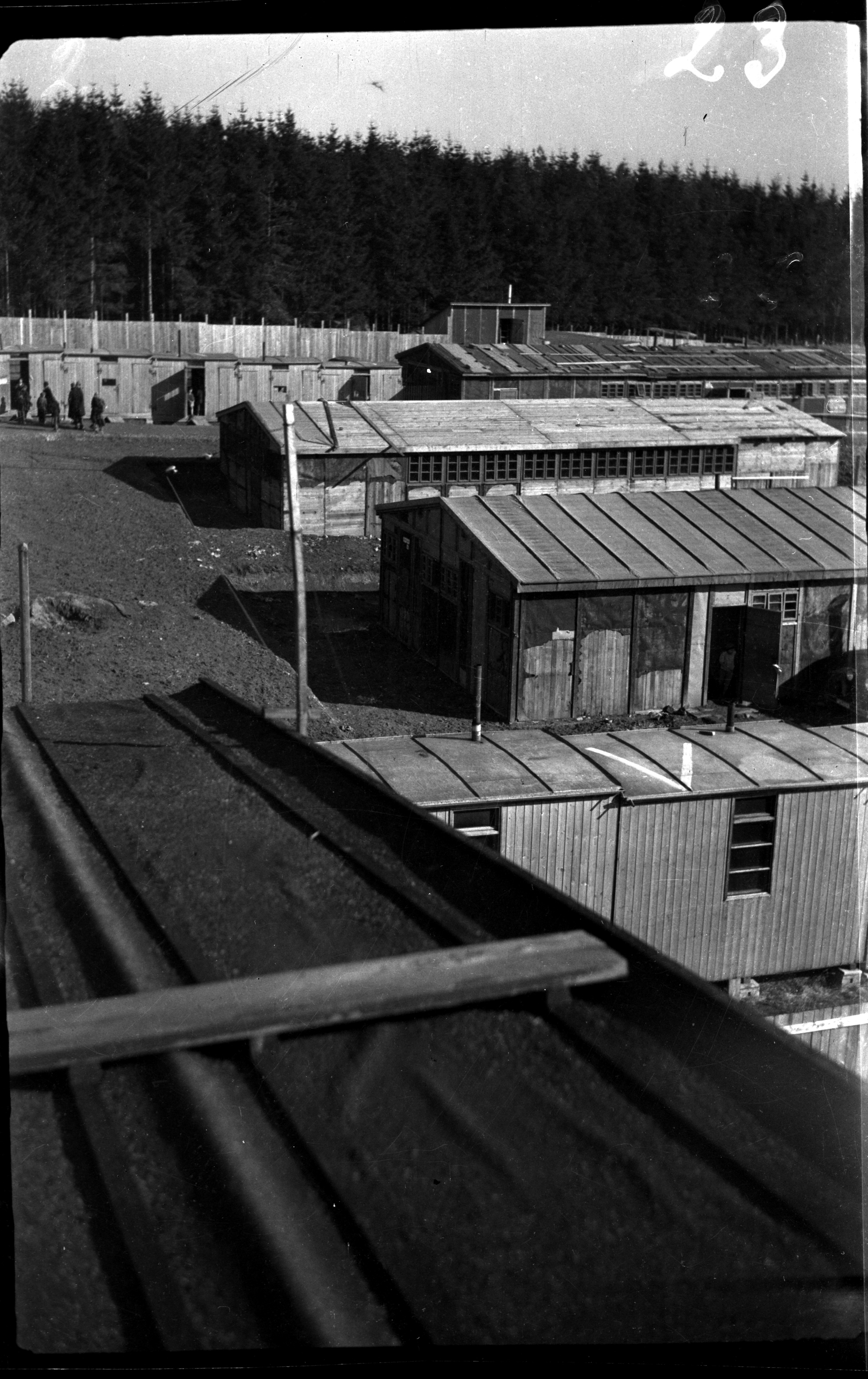 Diese Bilder wurden 1942/1943 im »Zigeunerlager« Lety aufgenommen, in dem Zilli im Herbst 1942 für mehrere Wochen eingesperrt war. Diese Bilder wurden 1942/1943 im »Zigeunerlager« Lety aufgenommen, in dem Zilli im Herbst 1942 für mehrere Wochen eingesperrt war.