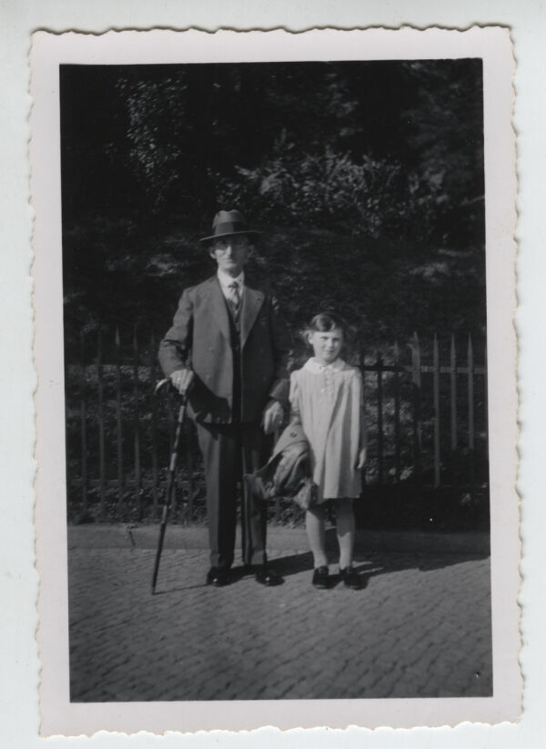 Ingeburg mit ihrem Großonkel, 1938
