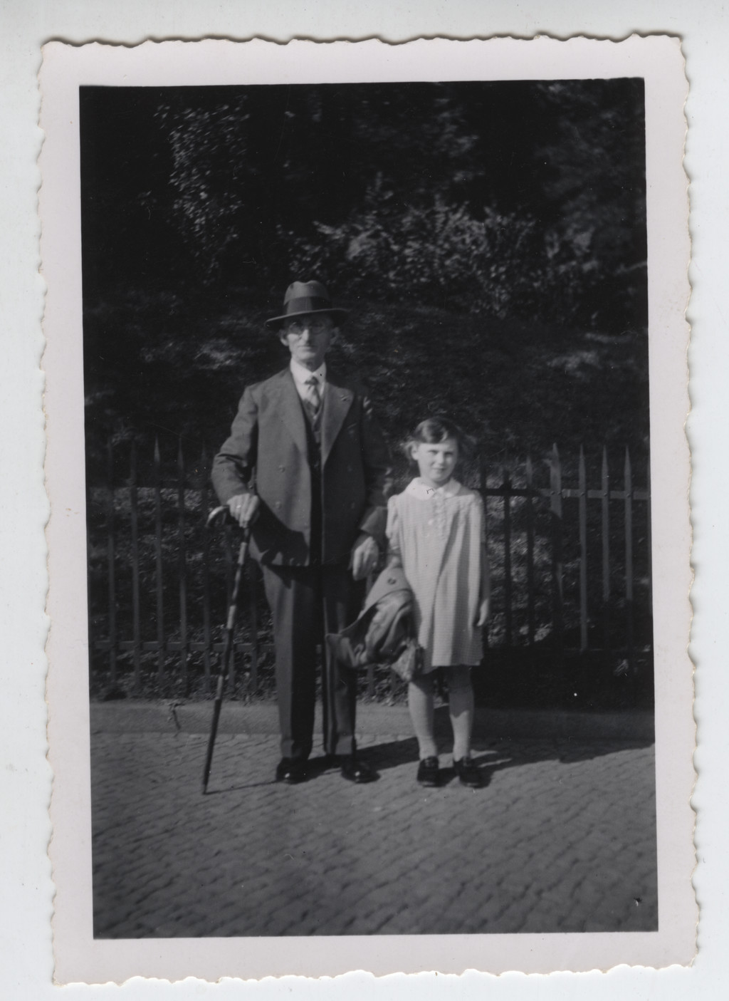 Ingeburg mit ihrem Großonkel, 1938 Ingeburg mit ihrem Großonkel, 1938