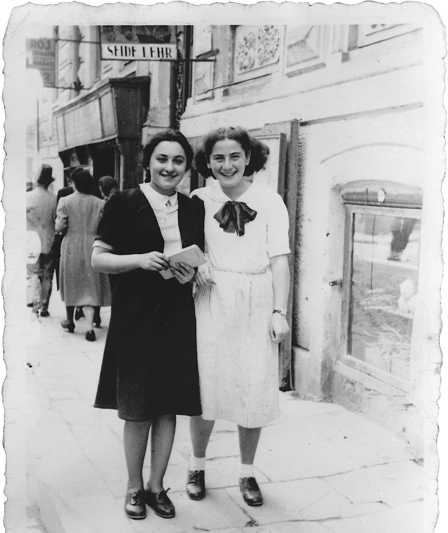 Selma Meerbaum-Eisinger und ihre Freundin Else Schächter, Mai 1940