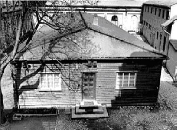 Im Weimarer Gestapogefängnis, eingerichtet im ehemaligen Marstall des Schlosses, wurden Menschen ohne richterliches Urteil festgehalten. Zu sehen ist die Bürobaracke der Gestapo im Innenhof des sogenannten Marstalls, das Gefängnis ist rechts.