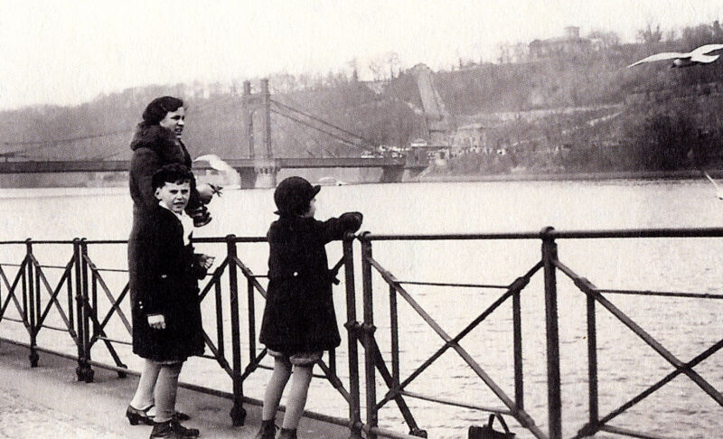 Foto von Petr, seiner Schwester und seiner Mutter am Moldauufer