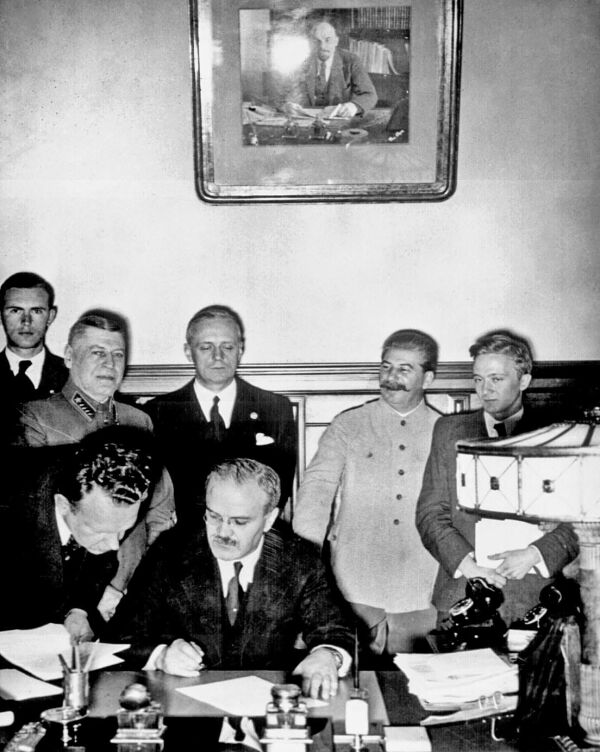 Foto der Unterzeichnung des Hitler-Stalin-Paktes