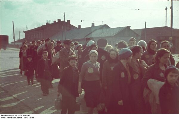 Farbfoto jüdischer Einwohner/-innen von Minsk während des Krieges