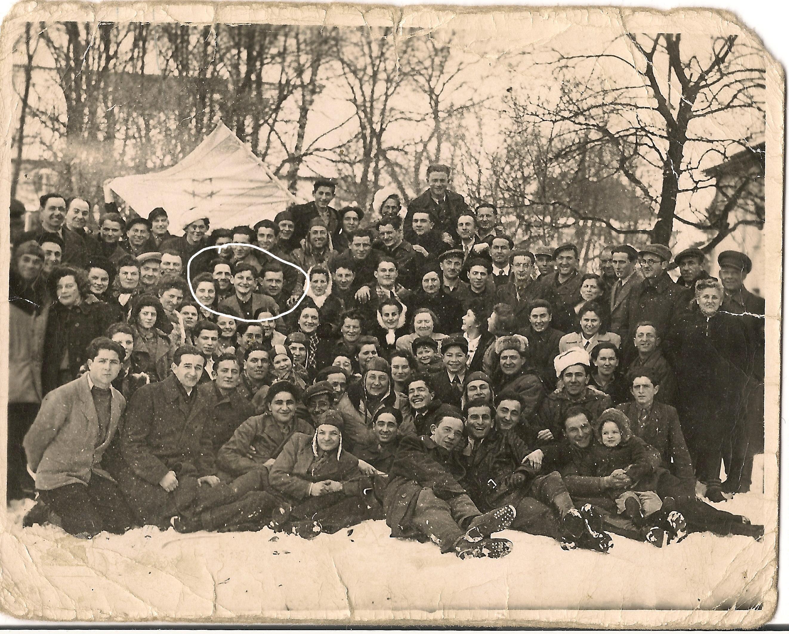 Gruppenfoto im DP-Lager Landsberg am Lech, 1947 Gruppenfoto im DP-Lager Landsberg am Lech, 1947