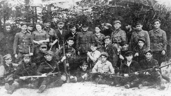 Bielski-Partisan/-innen im Jahr 1943