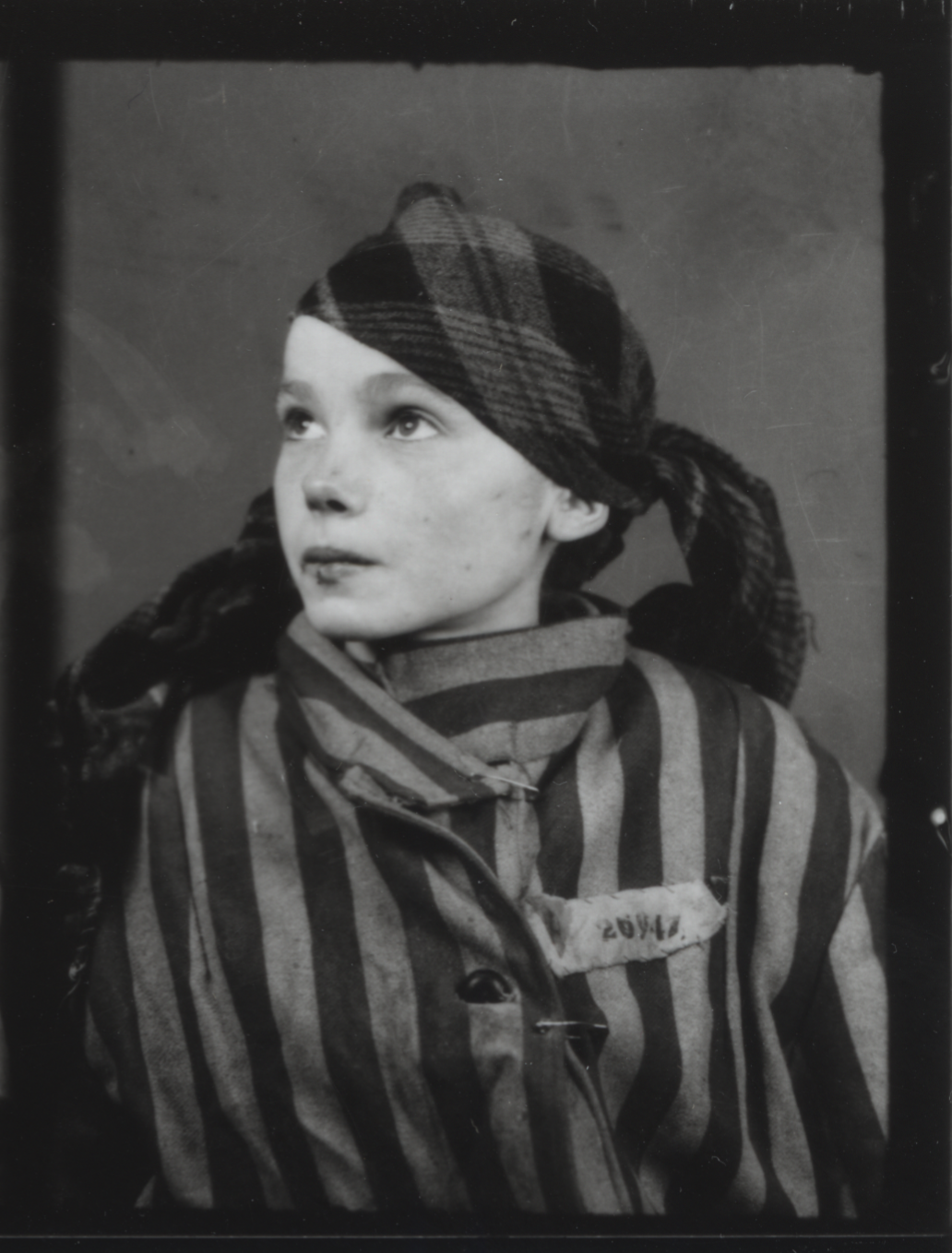 Auschnitt vom dreier Portraitfotos, die Wilhelm Brasse am Tag der Ankunft Czesławas aufgenommen hat.