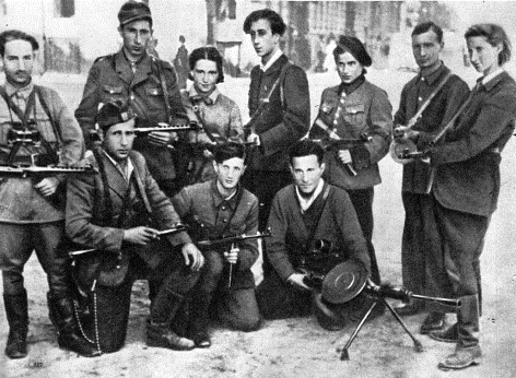 Ein Gruppenfoto von Vitka und den anderen Partisan/-innen Ein Gruppenfoto von Vitka und den anderen Partisan/-innen