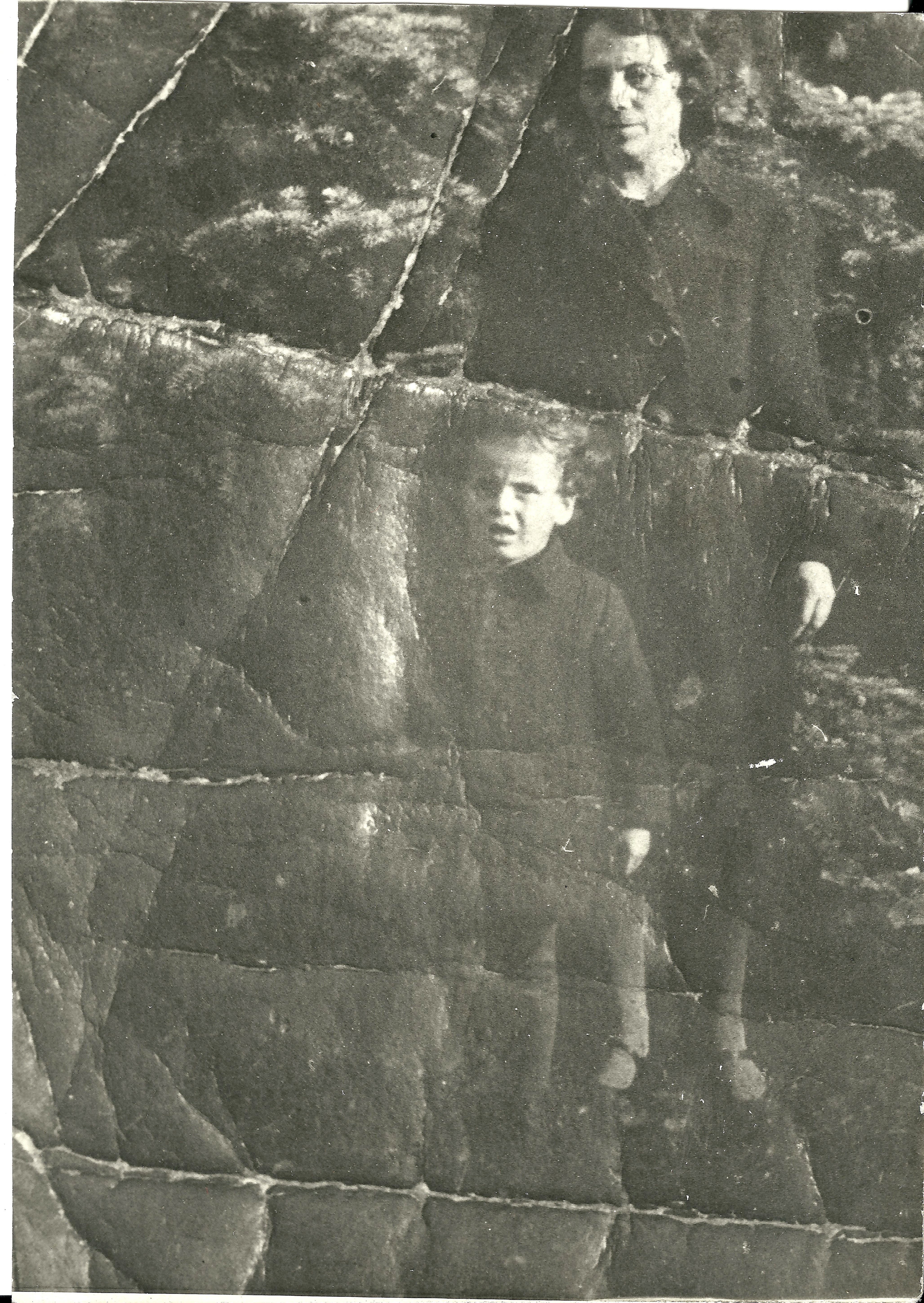 Gut Marienhöh, Herbst 1944: Martha und Denny Markowsky. Es handelt sich um das
einzig erhalten gebliebene Bild der Mutter; die übrigen haben sowjetische Soldaten vor aller Augen zerrissen.