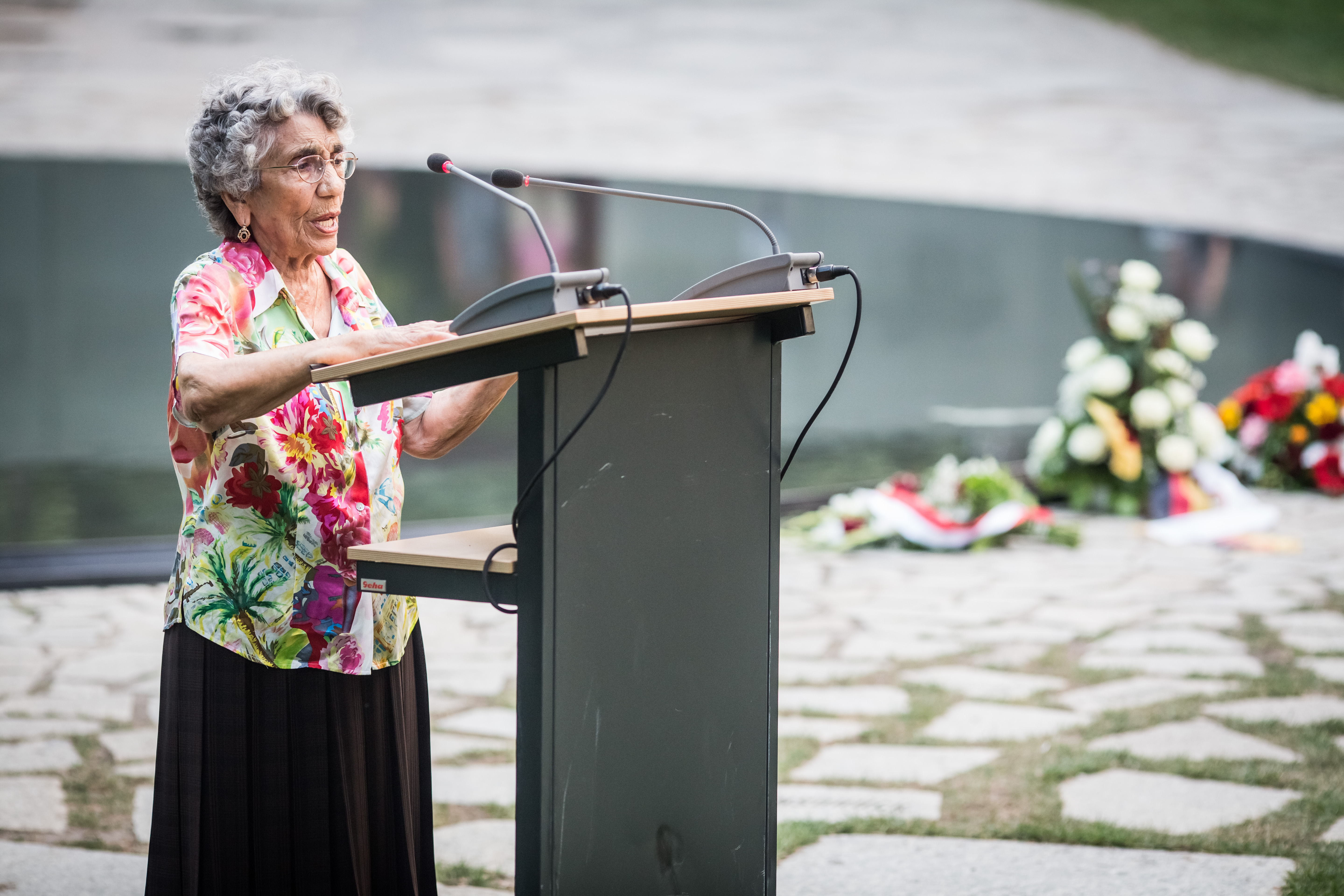 Zilli während einer Gedenkveranstaltung am Denkmal für die im Nationalsozialismus ermordeten Sinti und Roma Europas Zilli während einer Gedenkveranstaltung am Denkmal für die im Nationalsozialismus ermordeten Sinti und Roma Europas